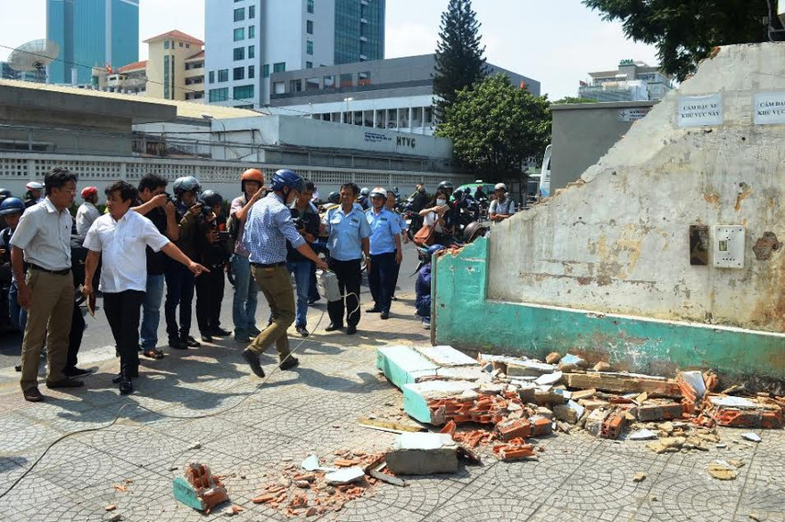 Tiếp tục đòi vỉa hè: Quận 1 đập tường trước trụ sở Bộ Công Thương, cẩu xe VTV