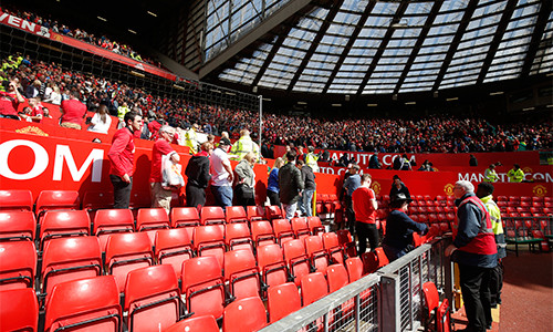 Man Utd phải hoàn trả tiền vé và các chi phí phát sinh cho CĐV vì hoãn trận đấu. Ảnh: Reuters.