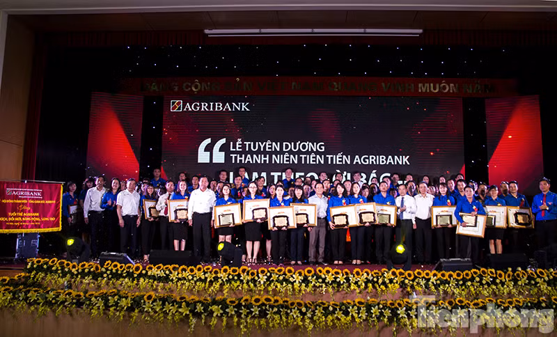 Lễ tuyên dương là một hoạt động nằm trong khuôn khổ liên hoan “Thanh niên tiên tiến Agribank làm theo lời Bác năm 2016”.