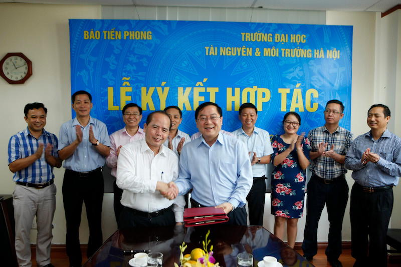 Tổng biên tập báo Tiền Phong Lê Xuân Sơn và Hiệu trưởng trường Đại học Tài nguyên & Môi trường Hà Nội PGS.TS Nguyễn Ngọc Thanh đã ký văn bản hợp tác giữa hai cơ quan. Ảnh: Như Ý