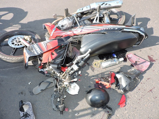 Hiện trường vụ tai nạn giao thông xuất hiện chai rượu văng giữa đường.