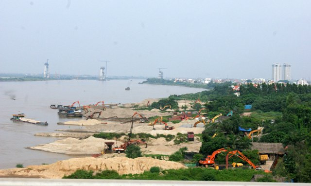 Mạng lưới Sông ngòi Việt Nam kiến nghị Chính phủ loại bỏ hẳn siêu dự án cải tạo sông Hồng trị giá 1,1 tỷ USD. Ảnh: L.H.V.