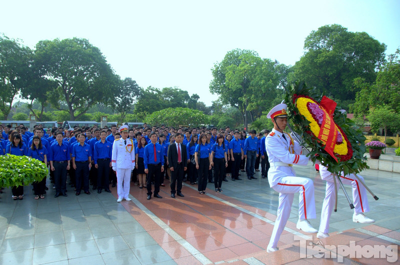 Lễ dâng hương và báo công dâng Bác là hoạt động nằm trong khuôn khổ liên hoan “Thanh niên tiên tiến Agribank làm theo lời Bác 2016”. Hoạt động này được tổ chức đúng dịp kỉ niệm 126 năm ngày sinh Chủ tịch Hồ Chí Minh (19/5/1890 – 19/5/2016).