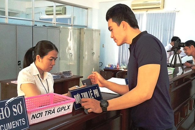 Sở GTVT TPHCM làm thủ tục cấp đổi giấy phép lái xe cho người dân.