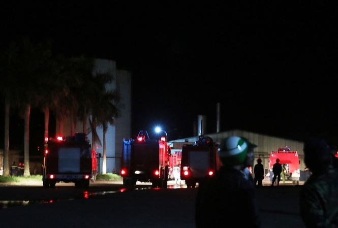 Hàng trăm chiến sỹ PCCC tham gia chữa cháy