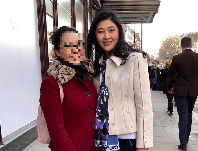 Bức ảnh bị rò rỉ trên mạng chụp bà Yingluck đứng cạnh một phụ nữ ở London. Ảnh: Nation.