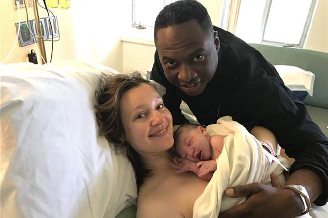 Người lính Mỹ bên vợ và con gái.