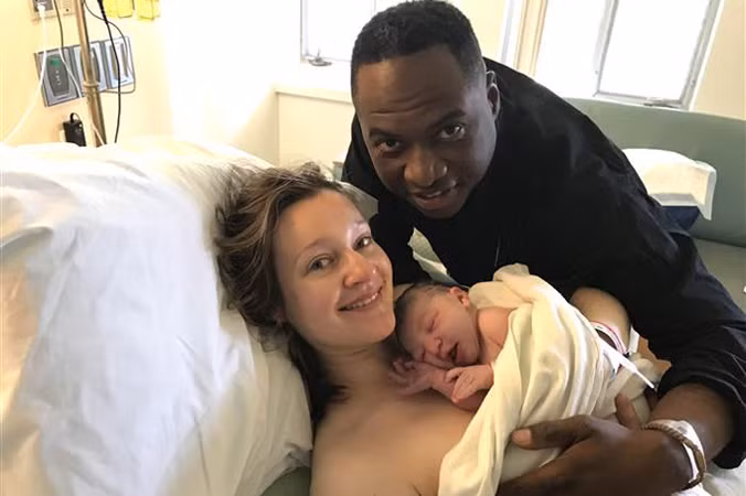 Người lính Mỹ bên vợ và con gái.