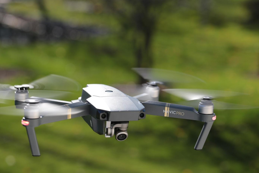 Một thiết bị bay không người lái của DJI