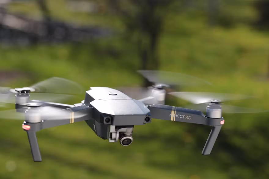 Một thiết bị bay không người lái của DJI