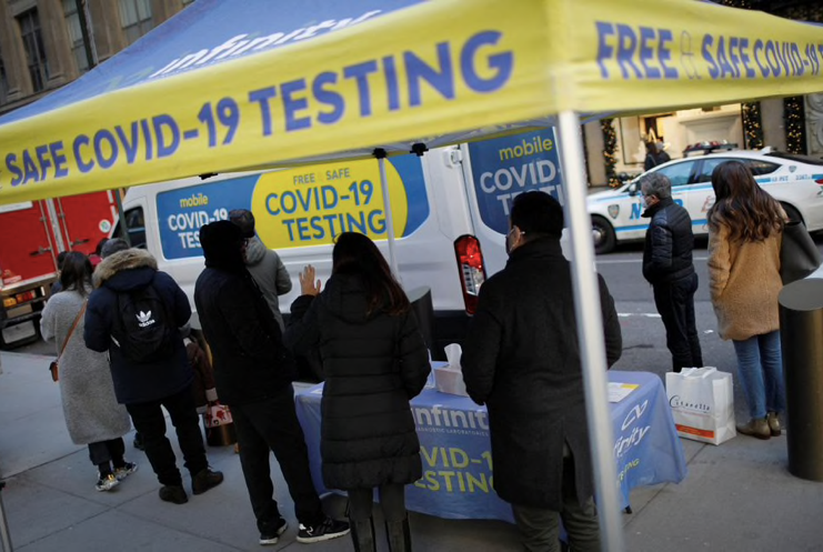 Người dân chờ xét nghiệm COVID-19 ở New York, Mỹ, ngày 13/12. (Ảnh: Reuters)