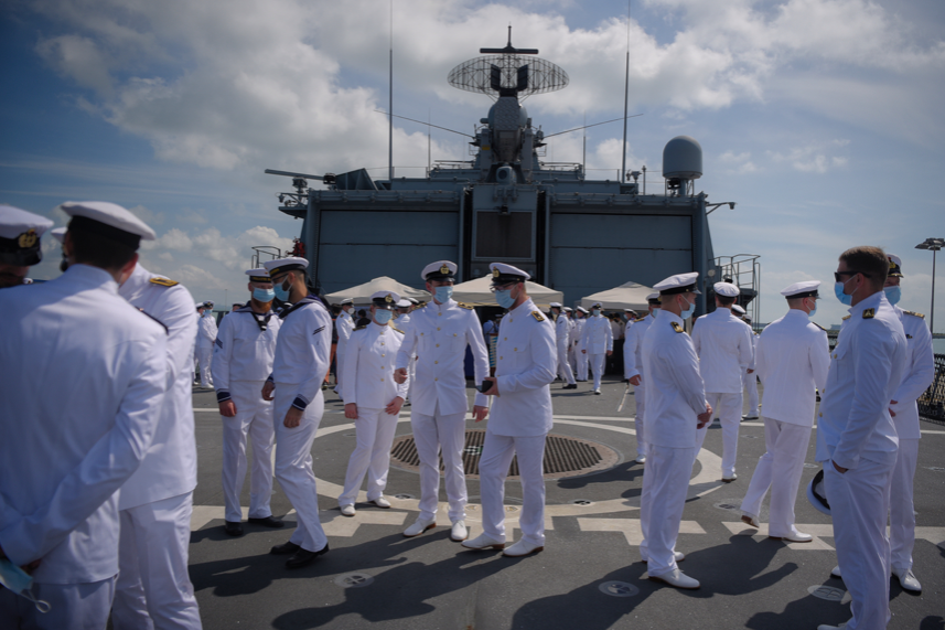 Các thuỷ thủ trên tàu khu trục Bayern của Đức khi cập cảng Singapore. (Ảnh: ST) 