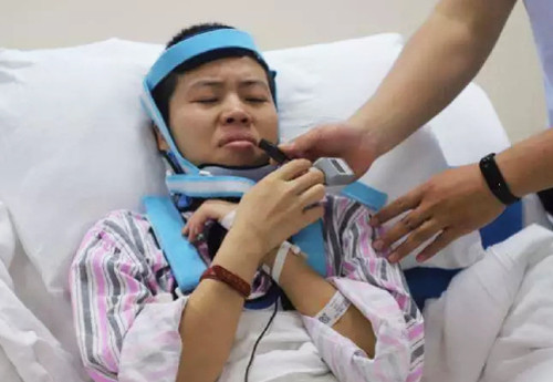 Cheng Yanfang trình bày luận văn trên giường bệnh. Ảnh: Weibo/ CCTV