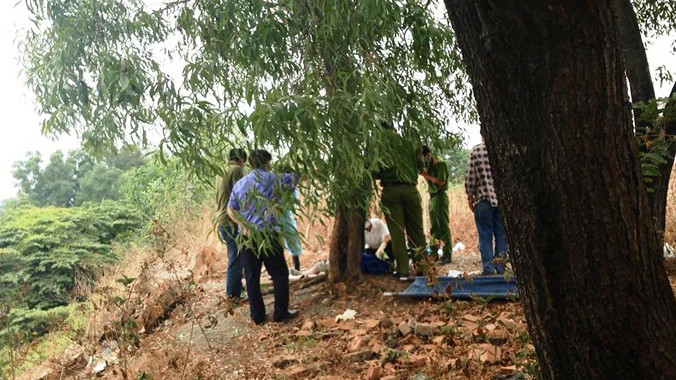 Lực lượng chức năng điều tra vụ việc.