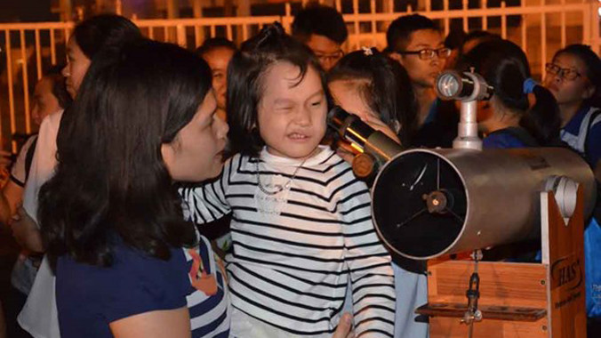 Giới trẻ Hà Nội tổ chức quan sát nguyệt thực toàn phần 8/10/2014.