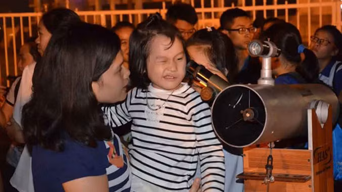 Giới trẻ Hà Nội tổ chức quan sát nguyệt thực toàn phần 8/10/2014.