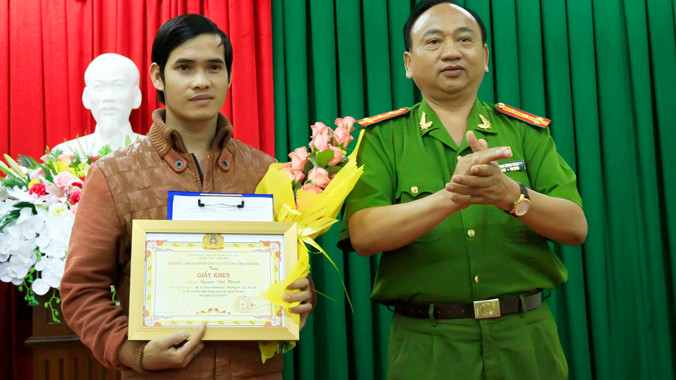 Phó Giám đốc Cảnh sát PCCC Lâm Đồng trao giấy khen cho anh Khanh.