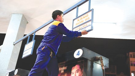 Giá xăng dầu giảm từ 15h hôm nay.