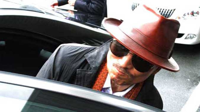 Shinobu Tsukasa, ông trùm của băng đảng yakuza lớn nhất Nhật Bản, Yamaguchi-gumi, bước lên xe sau khi tới nhà ga ở Kobe năm 2011. Ảnh: Jiji Press.