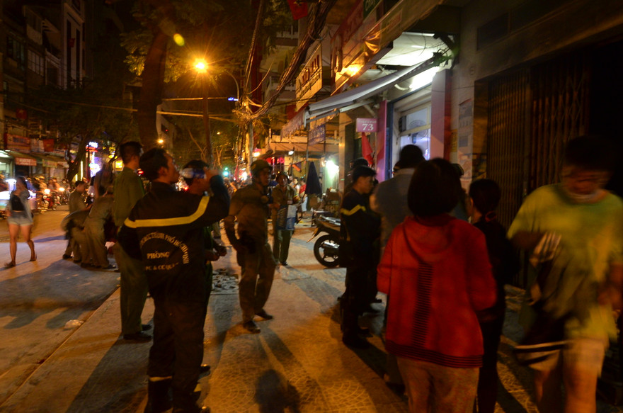 Lực lượng chữa cháy quận 1 đến hiện trường nhưng đám cháy đã được lực lượng tại chỗ khống chế.