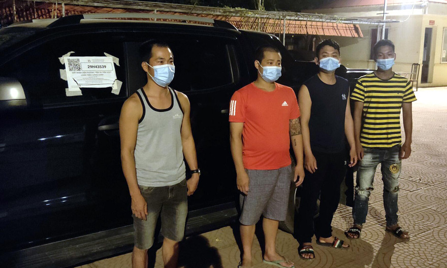 4 người không có giấy tờ cần thiết đi trên xe vào Hà Nội.