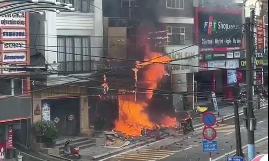 Cửa hàng gas cháy lớn, nổ liên hồi như bom 