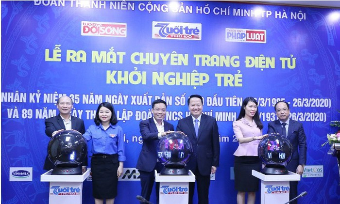 Các đại biểu nhấn nút ra mắt chuyên trang điện tử Khởi nghiệp trẻ của báo Tuổi trẻ Thủ đô.