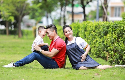 Vợ chồng Quốc Cơ - Hồng Phượng bên con trai. Ảnh: QC.