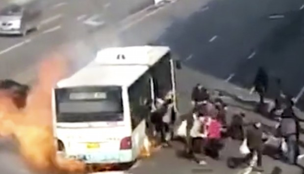 Hành khách tháo chạy khỏi chiếc xe buýt bốc cháy.