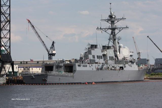 Tàu khu trục tên lửa dẫn đường USS Mason bị tấn công lần thứ 2.