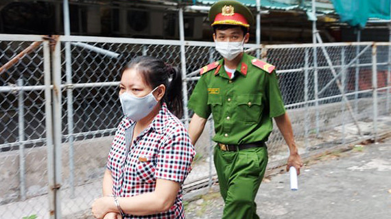 Dẫn giải 'tú bà' Phan Thị Bé Tám sau phiên tòa. Ảnh: T.M