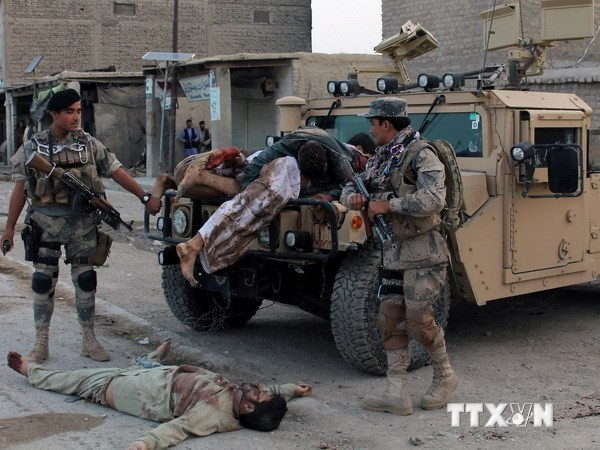 Xác các phiến quân Taliban bên ngoài trụ sở cảnh sát biên phòng ở Kandahar, Afghanistan ngày 15/5. (Nguồn: AFP/TTXVN)