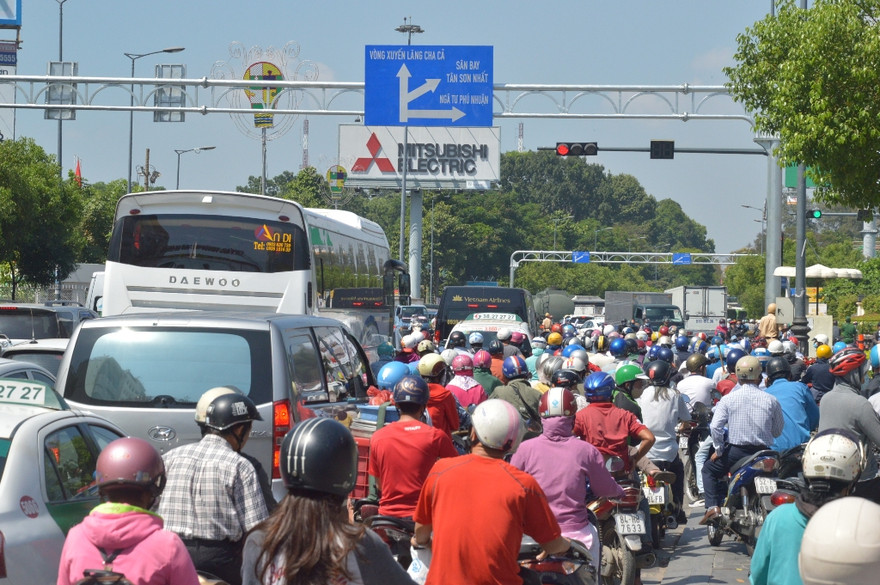 Kẹt xe là “đặc sản” ở cửa ngõ Tân Sơn Nhất.