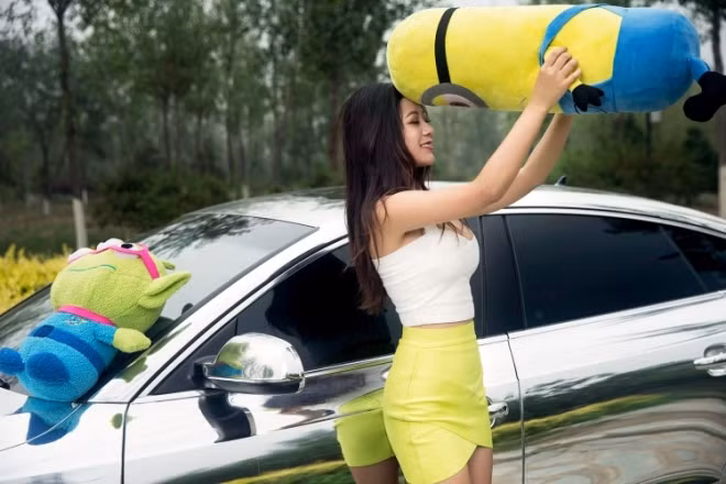 Mỹ nhân tạo dáng mê hoặc bên Audi A5 sơn bóng lộn