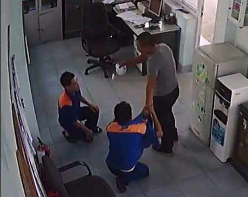 Hưng liên tục dùng cốc thủy tinh, ấm trà đập vào đầu hai nhân viên bán xăng. Ảnh: Cắt từ Clip.