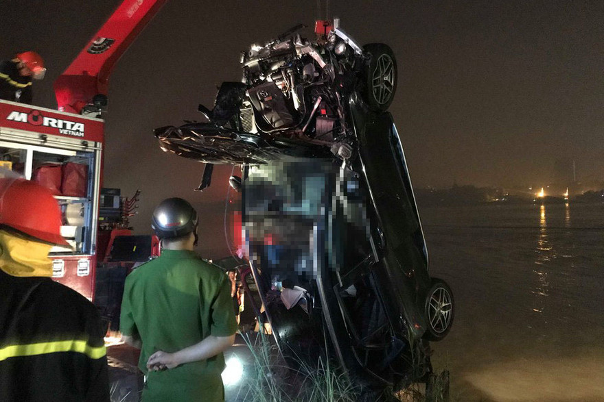 Chiếc xe được đưa lên bờ.