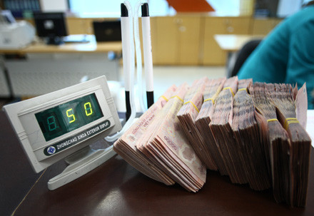 Thừa tiền, nhiều ngân hàng giảm lãi suất đầu vào 