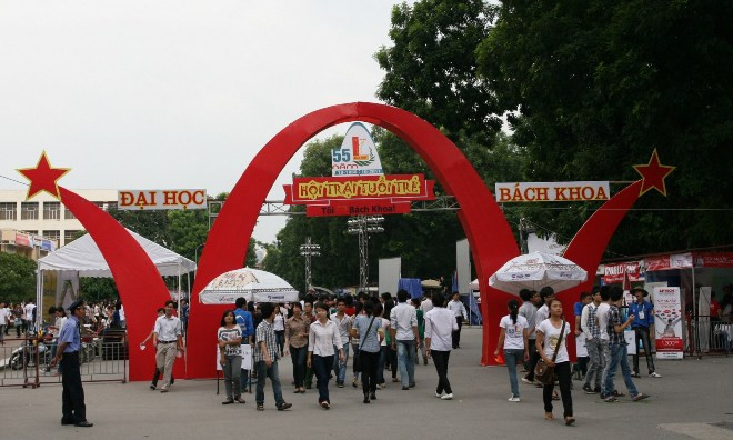 Các sinh viên trong ban thanh niên tình nguyện Trường Đại học Bách Khoa Hà Nội đang gấp rút những khâu cuối cùng cho ngày hiến máu nhân đạo Chủ Nhật Đỏ vào 17/1 tới.