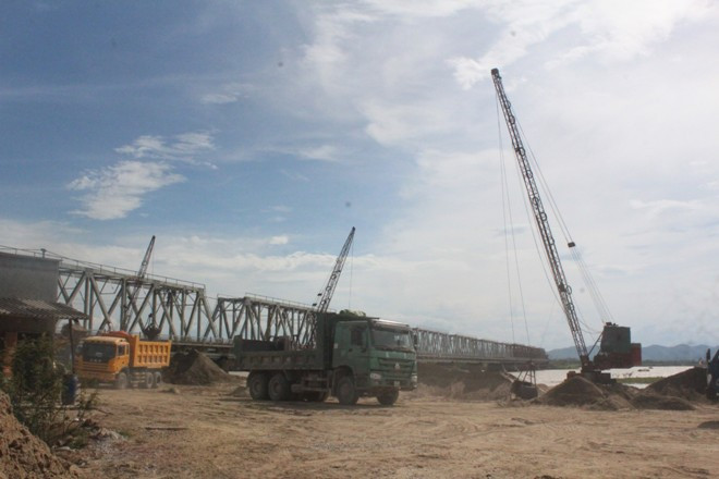 Bến cát dưới chân cầu đường sắt Yên Xuân đã được dẹp bỏ.