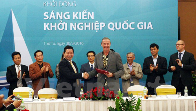 Ông Trương Gia Bình (FPT) và đối tác ký hợp tác thành lập VIISA. Ảnh: T.H/Vietnam+.