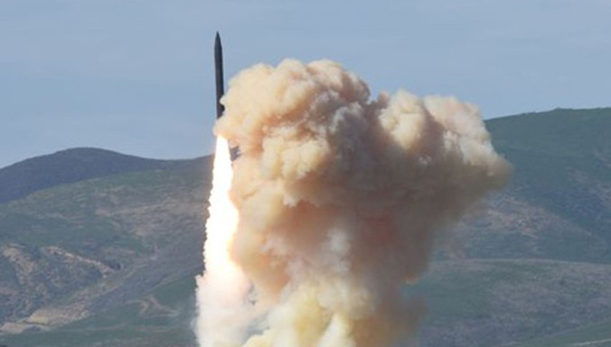 Một tên lửa đánh chặn tầm xa của Mỹ phóng từ căn cứ không quân Vandenberg, California, hôm 28/1. Ảnh: AP