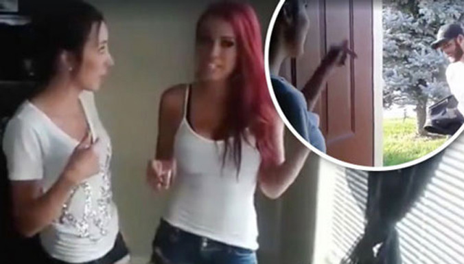 Người vợ (bên trái) đã cùng cô bạn thân giăng bẫy bắt quả tang chồng ngoại tình. Ảnh:Dailystar.