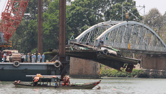 Trục vớt chiếc tàu đắm đâm sập cầu Ghềnh.