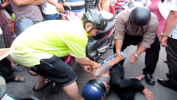 Phát bị người dân bắt giữ sau khi cùng đồng bọn cướp giật chiếc Iphone 6S của chị D. Ảnh T.Tiến.