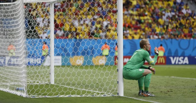 Màn ngồi xổm tựa cột của thủ môn Hà Lan 'gây bão'