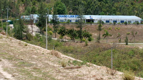 Sau 7 năm khởi công, dự án thép Quảng Liên Dung Quất vẫn trong tình trạng bỏ hoang gây nhiều bức xúc cho người dân. Ảnh: Trí Tín.