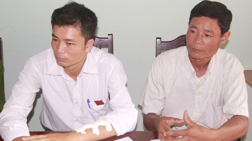 Trưởng công an xã Hà Lan Dương Duy Tuệ (trái) và ông Lê Văn Công đã dũng cảm, kiên quyết bắt bằng được tên trộm chó dù bị chống trả quyết liệt bằng hung khí. Ảnh: Người lao động.