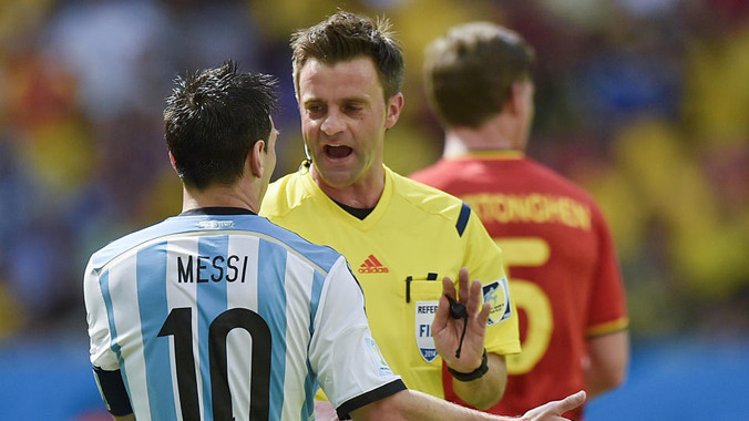 Rizzoli đang là vận may cho Messi và đồng độ. Ảnh: AP