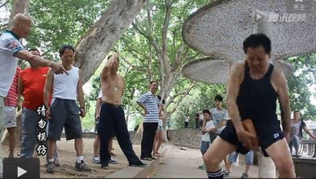 Ông Zhou dùng gạch đập vào "của quý" vẫn bình an vô sự. 