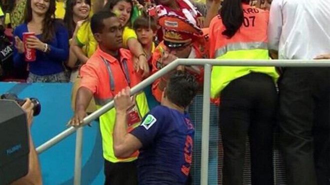 Nghĩa cử cao đẹp của Van Persie 